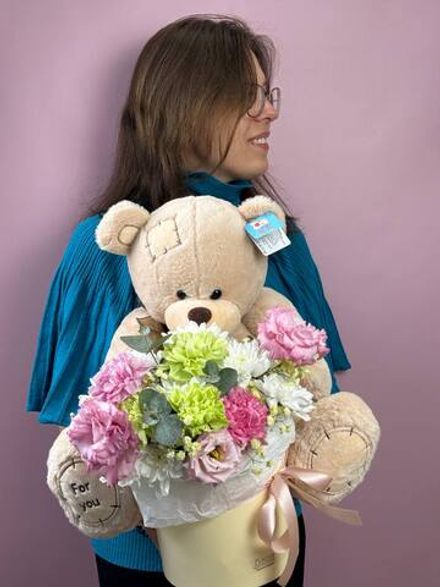 Композиция из диантусов и эустомы с игрушкой-медведем