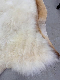 Шкура коврик меховой прикроватный овчина, 120х65 см.