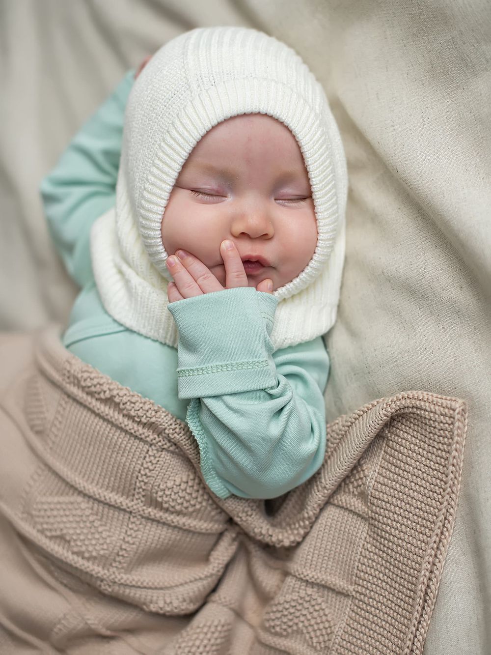 Шлем вязаный из вискозы "Молоко" 0+