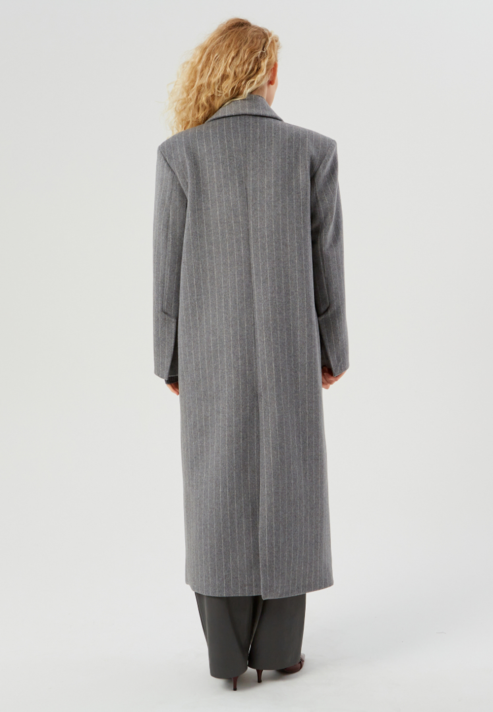 Пальто удлиненное с широкой линией плеча серое