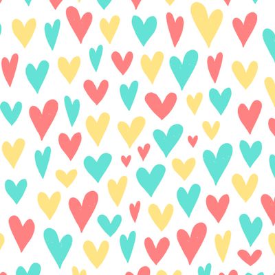 паттерн с разноцветными сердечками на белом фоне
