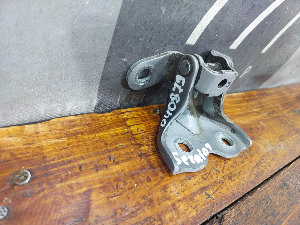 Петля двери передней правой нижняя Kia Ceed 3 (CD),  Cerato 4 (BD) 18-нв Б/У Оригинал 793251Y300