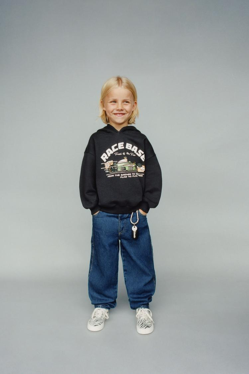 ZARA ТОЛСТОВКА С ПРИНТОМ «АВТОМОБИЛЬ», ЧЕРНЫЙ