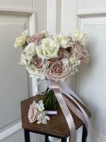 Свадебный букет из одноголовых роз, лизиантуса и латируса