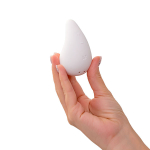 Белый вибромассажер в форме капли 8,1см Satisfyer Dew Drop