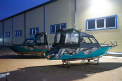 Лодка Беркут L-HT Open. В наличии. Цвет Черный низ - серый верх