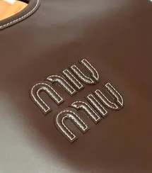Cумка-тоут MIU MIU IVY с аппликацией логотипа тёмно-коричневый