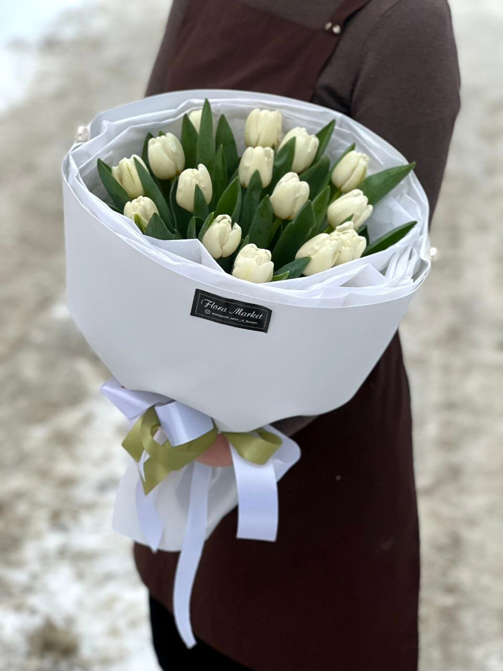 Белые тюльпаны в нежном оформлении от Флора Маркет