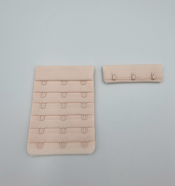 Застёжка для бюстгальтера на 3 крючка серебристый пион 57 мм × 80 мм (Pantone 12-1206 TPX)