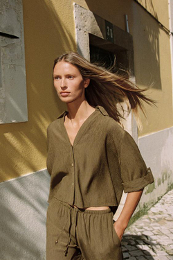 ZARA БРЮКИ ПРЯМОГО КРОЯ ИЗ СТРУЯЩЕЙСЯ ТКАНИ, ОЛИВКОВЫЙ