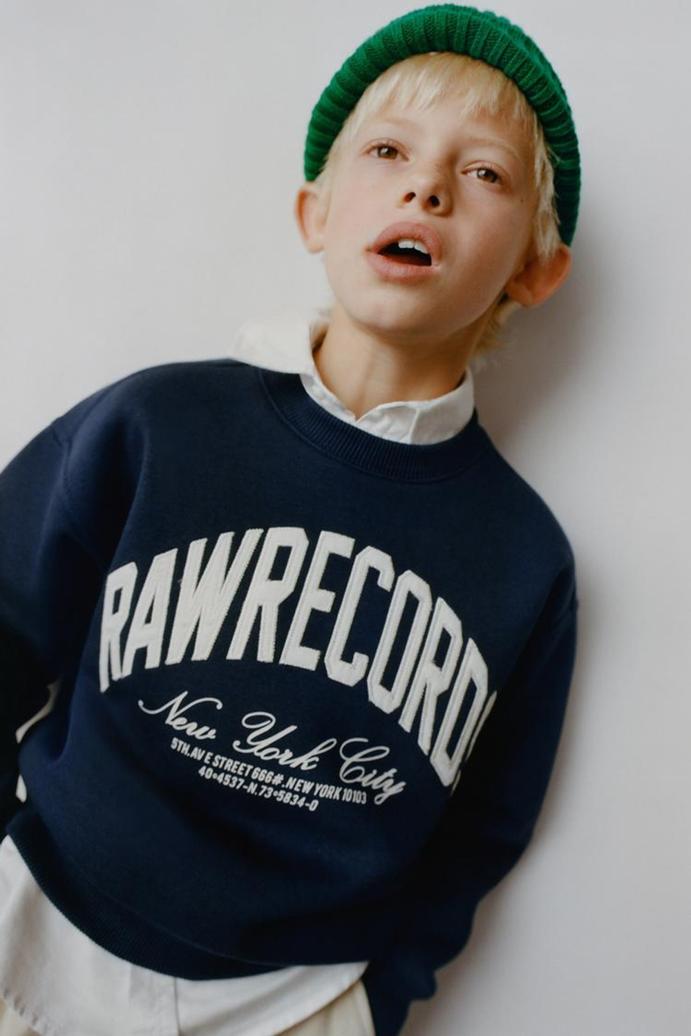 ZARA ТОЛСТОВКА ИЗ МЯГКОЙ ТКАНИ С НАДПИСЬЮ, СИНИЙ