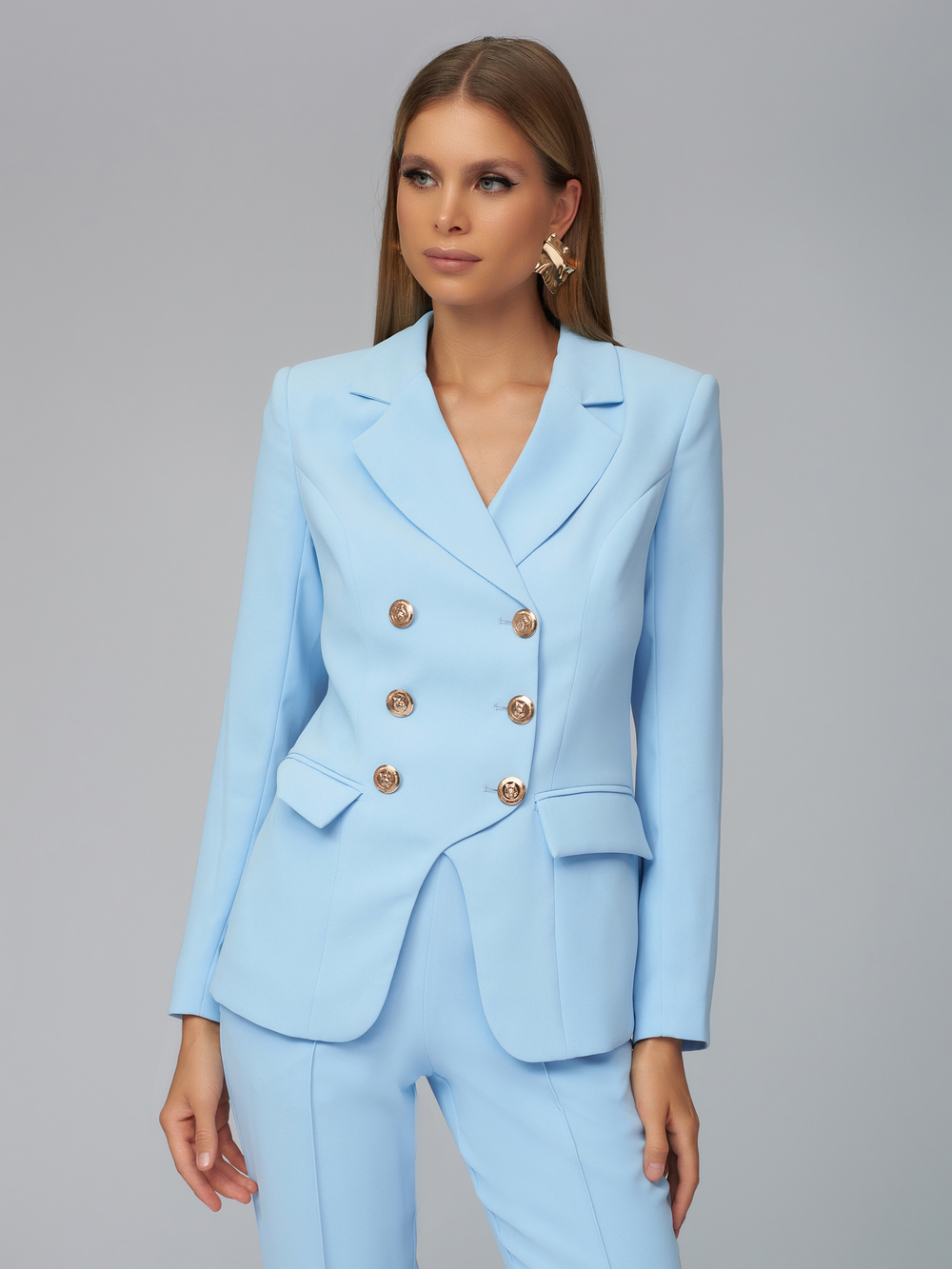 Женский голубой костюм двойка с двубортным жакетом