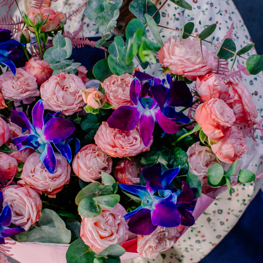 79. Необычный нежный букет с синими орхидеями