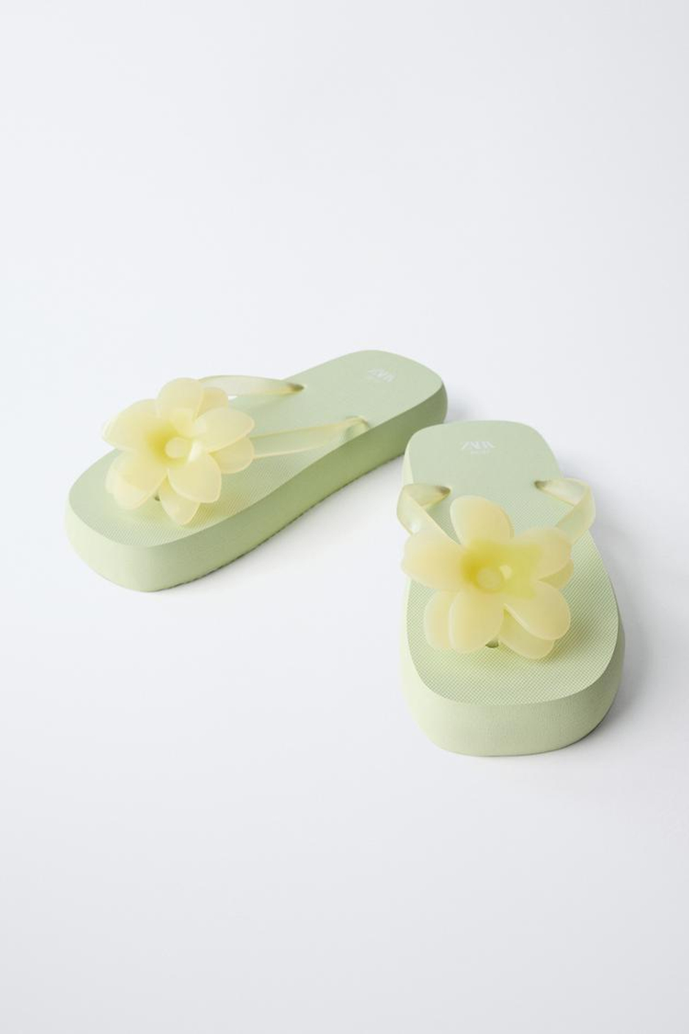 ZARA ПЛЯЖНЫЕ ТАПОЧКИ С ЦВЕТОЧНЫМ ПРИНТОМ, ЛАЙМОВЫЙ