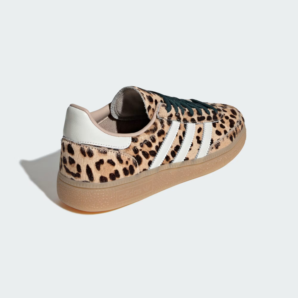 СПЕЦИАЛЬНАЯ СЕРИЯ ДЛЯ ГАНДБОЛА: КРОССОВКИ С РИСУНКОМ «ЖИРАФ» - ADIDAS