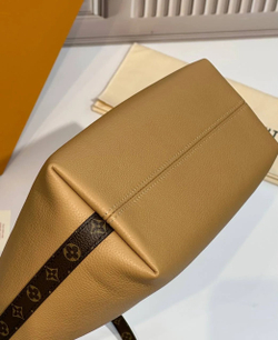 Бежевая сумка Louis Vuitton Multipass