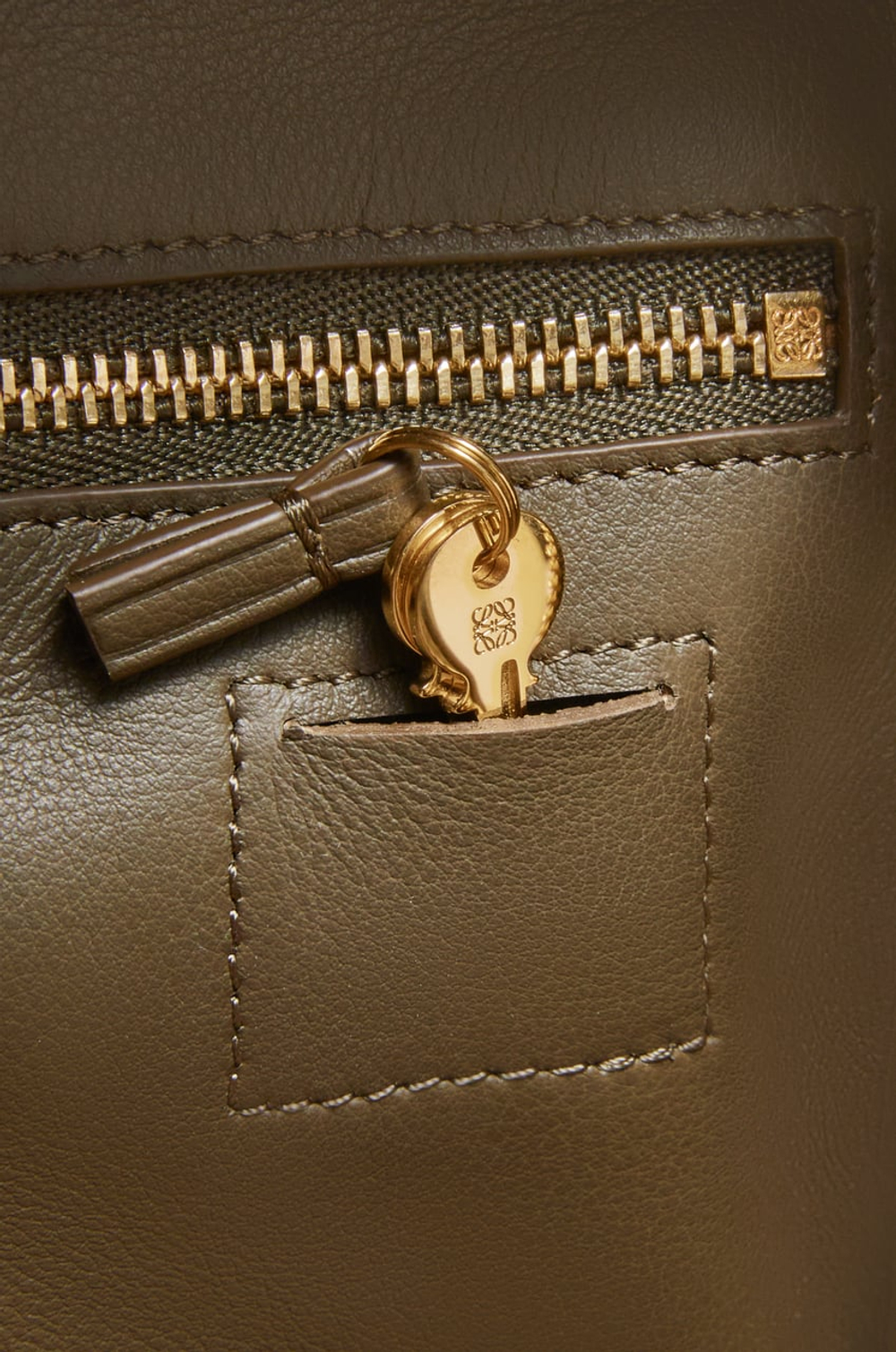 Loewe Сумка Amazona 23 из телячьей кожи наппа, темный хаки