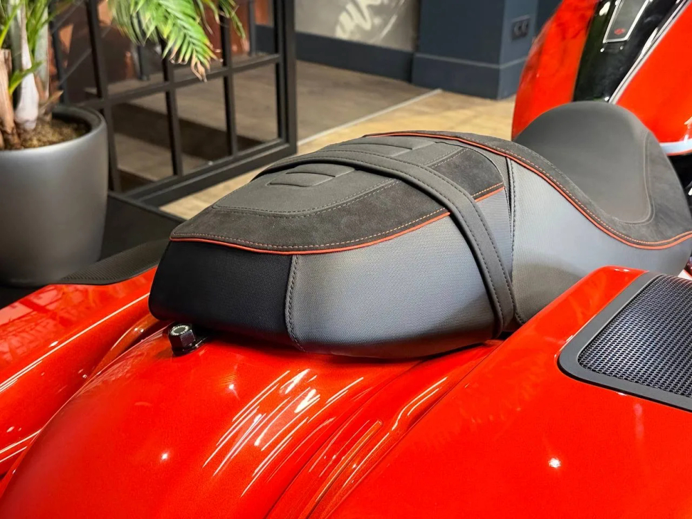 Harley-Davidson CVO Street Glide (Legendary Orange)