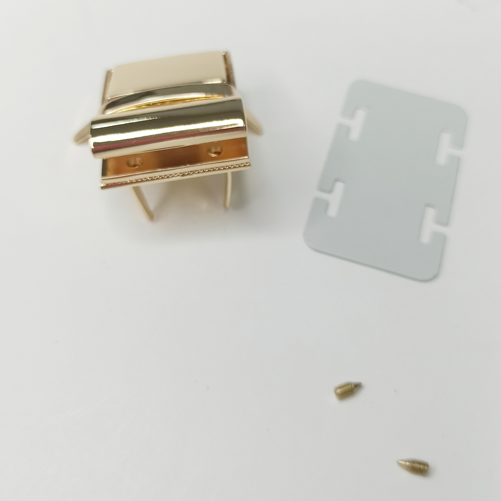 Замок-защелка на винтах 30*40 Золото