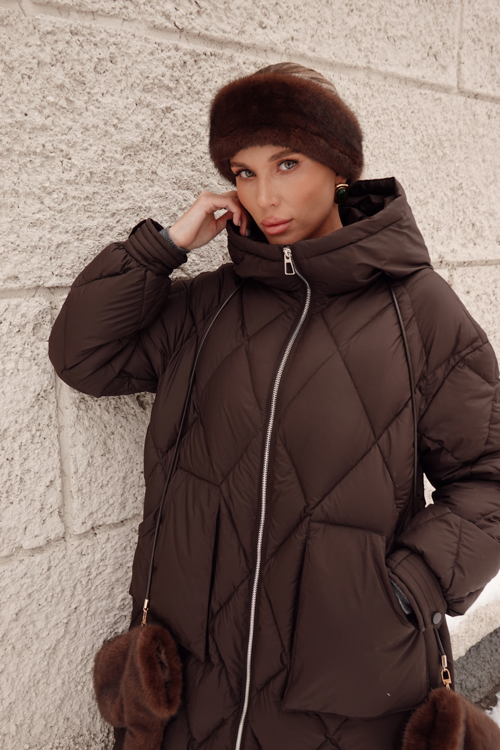 Пуховик средней длины с карманами