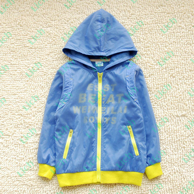 Ветровка детская с контрастными манжетами и молниями