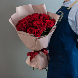 Букет 25 высоких роз Эквадор в оформлении