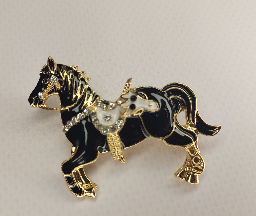 Брошка "Чёрная вороная лошадь". Символ года. Женская бижутерия, металл, чёрный цвет.