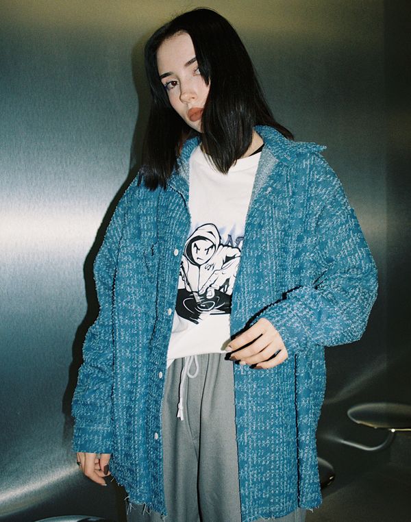 Рубашка джинсовая с рваным низом - фото 2