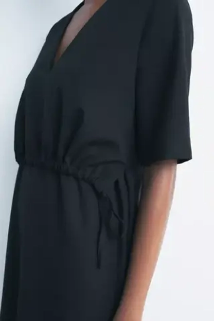 ZARA ПЛАТЬЕ МИДИ С V-ОБРАЗНЫМ ВЫРЕЗОМ — ZW COLLECTION, ЧЕРНЫЙ
