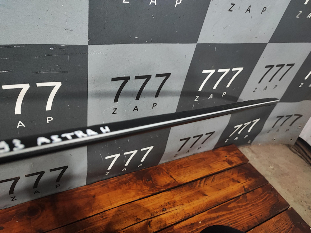 Молдинг лобового стекла Opel Corsa D Новый Оригинал 13217355