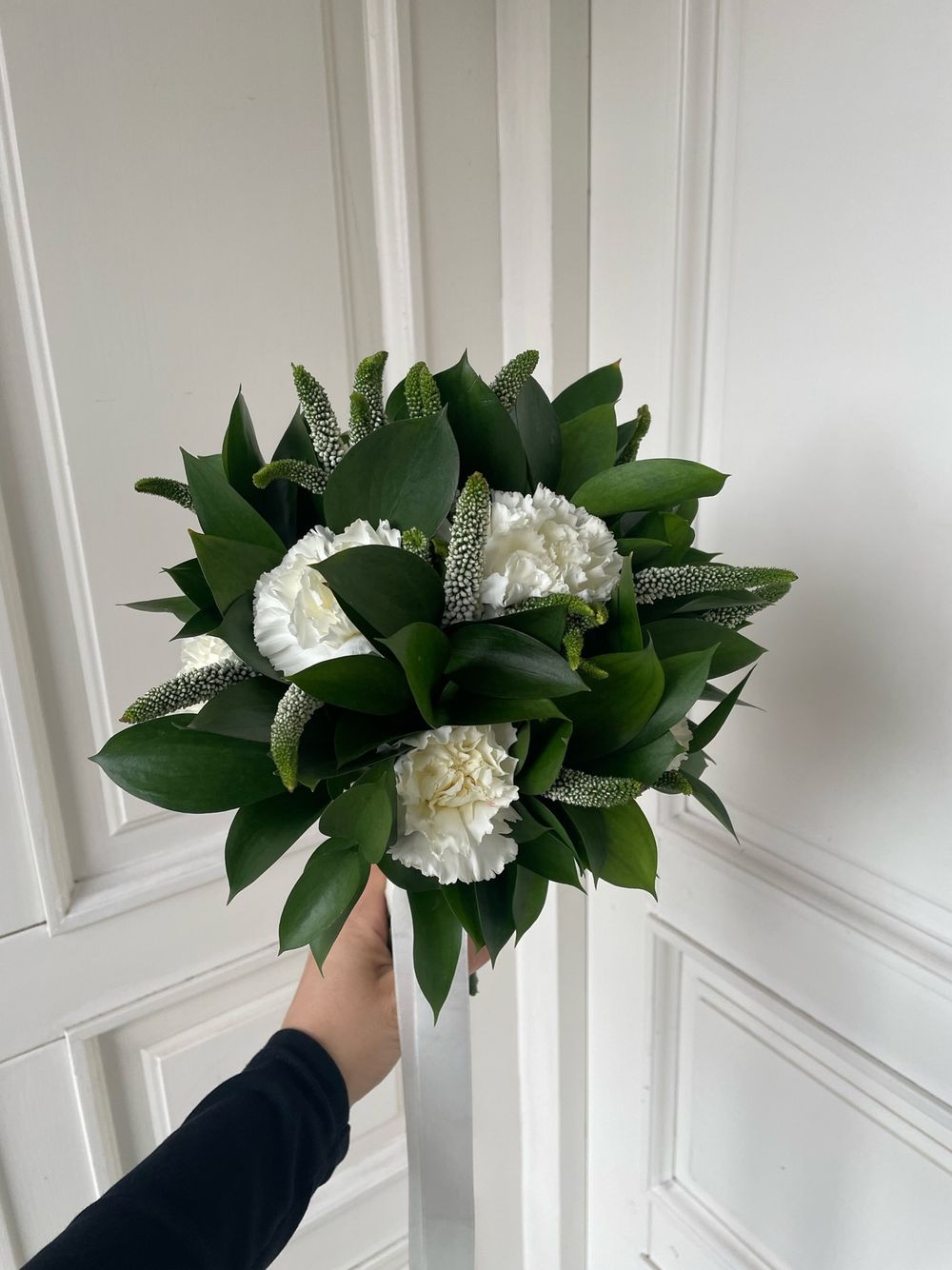 Свадебный букет из рускуса, диантусов и вероники