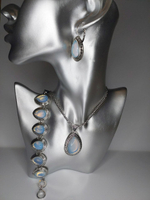 Комплект бижутерии "Лунный камень" - подвеска, серьги и браслет в форме капли