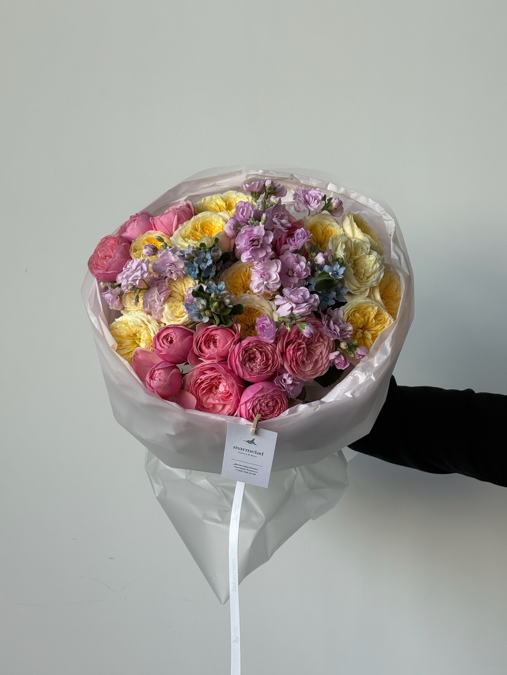 Сборный букет из кустовых пионовидных роз, оксипеталума и маттиолы в розовом оттенке