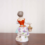 Садовница с корзиной фруктов