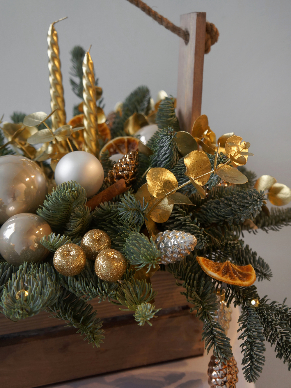 Композиция в деревянном ящике с золотыми свечами