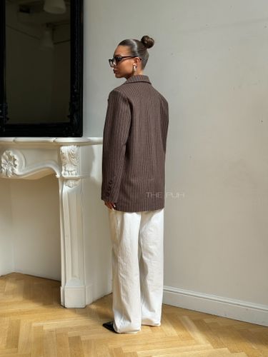 Коричневый двубортный жакет в полоску