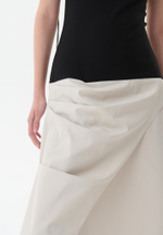 Платье на бретелях с ассиметричной юбкой