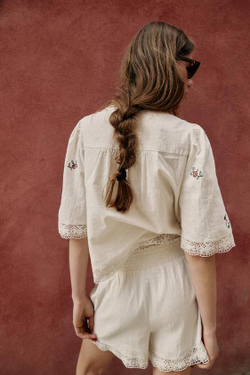 ZARA ШОРТЫ С ВЫШИВКОЙ ЦВЕТОВ, ЭКРЮ