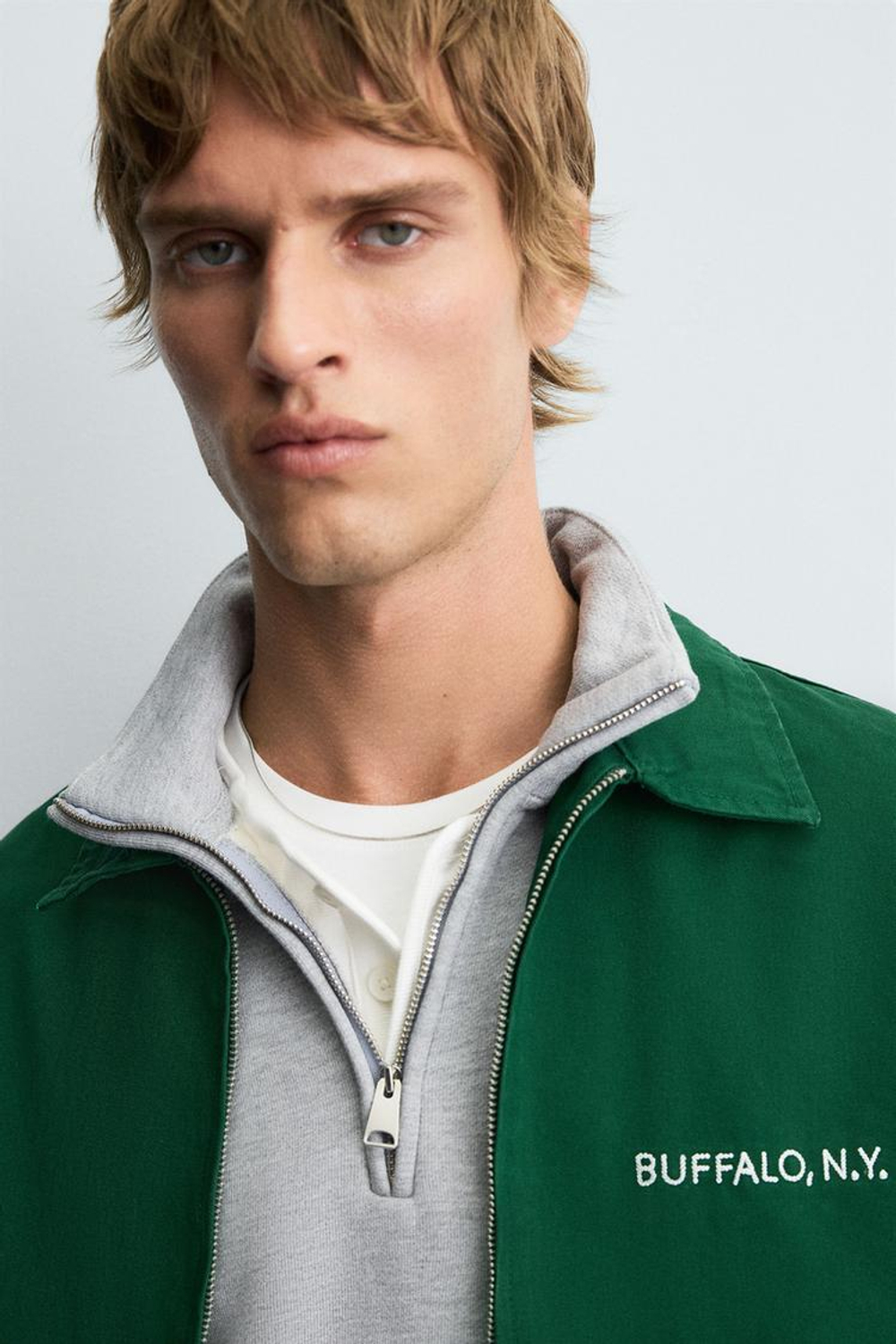 ZARA КУРТКА С ВЫШИВКОЙ И МОЛНИЕЙ, ЗЕЛЕНЫЙ