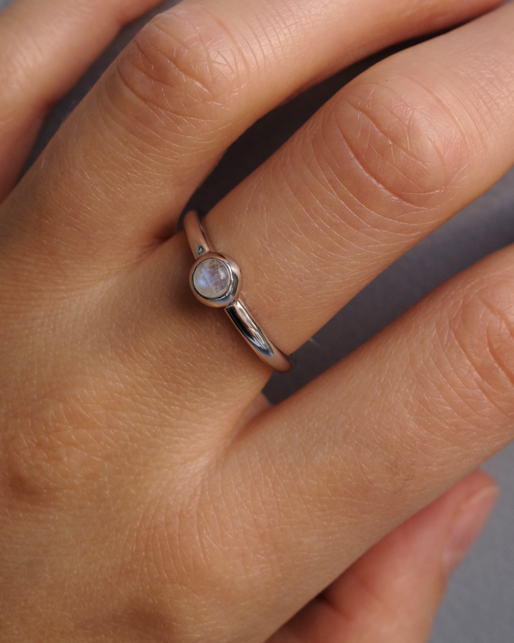 Кольцо Beta с лунным камнем