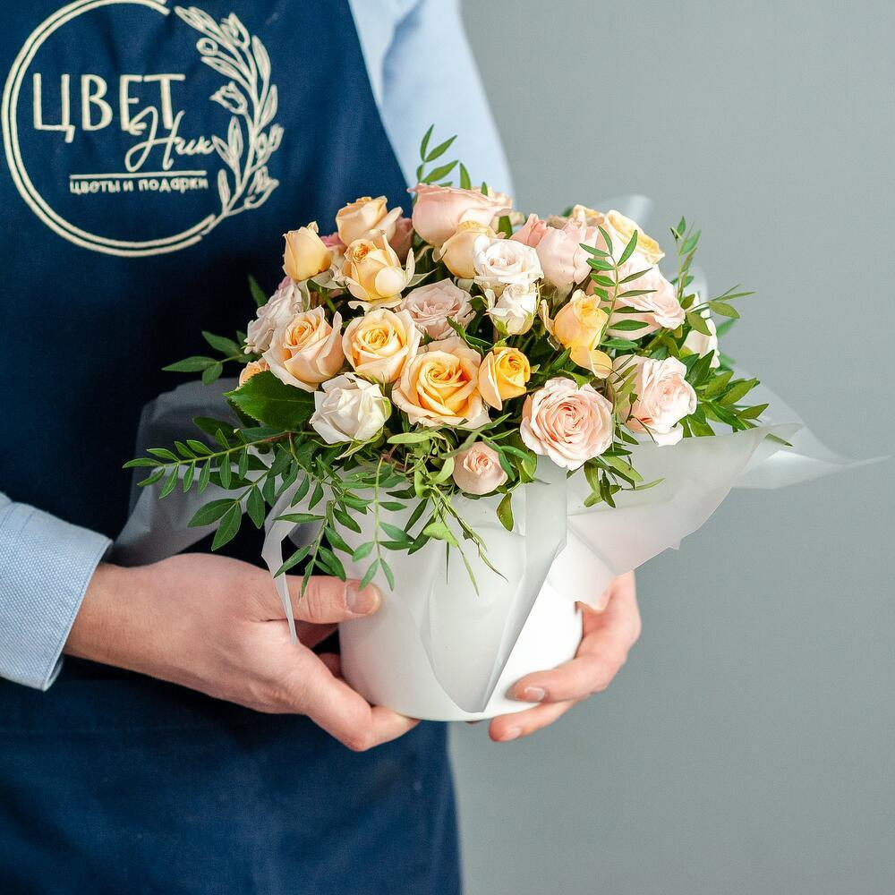 Кустовая роза в шляпной коробке размер S