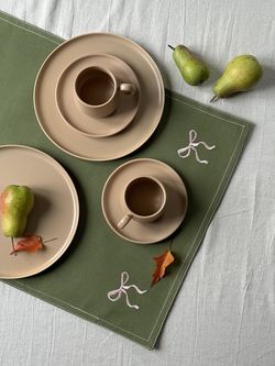 Дорожка на стол Fancy Bows оливкового цвета из коллекции Essential, 45x150 см