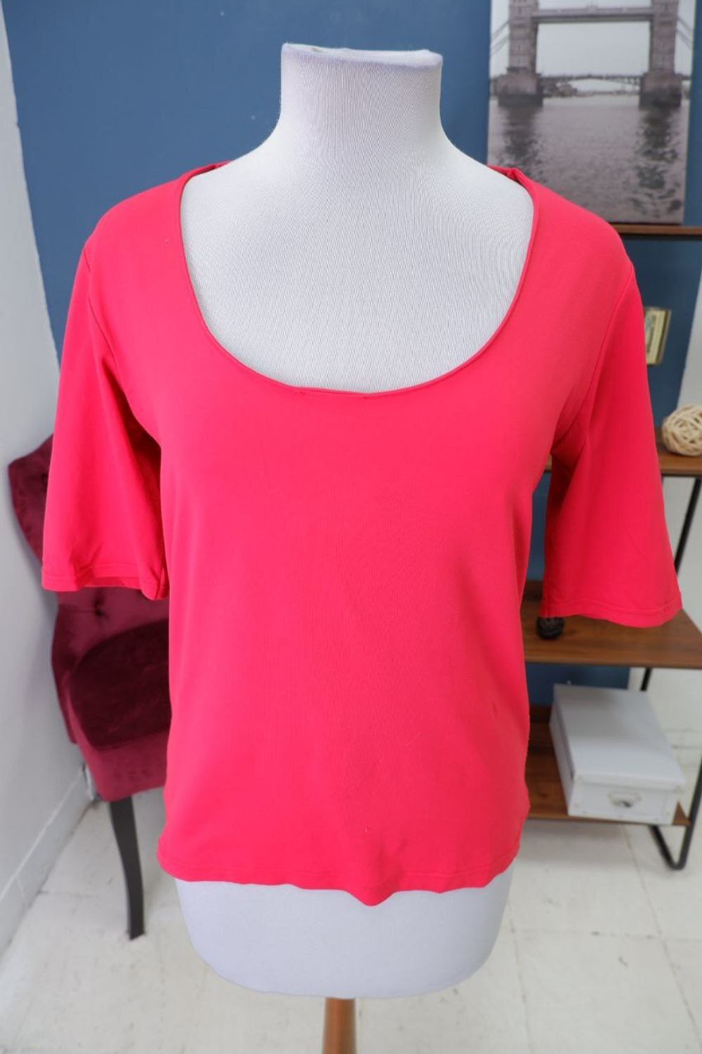 Блузка яркого цвета 48 размер