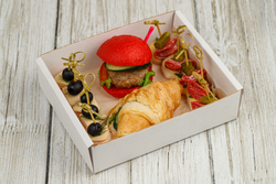 Мини-бокс с круассаном и бургером 330гр.