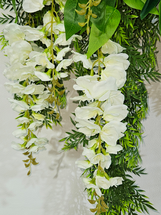 Искусственные цветы Акация белая в настенном белом кашпо