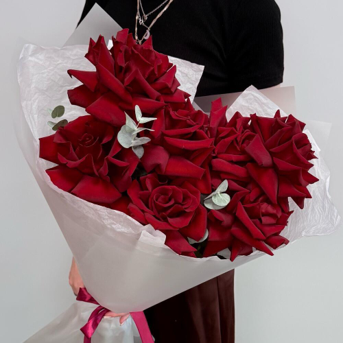 Букет красная французская роза с эвкалиптом