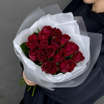 Монобукет из 15 кенийских роз в белой упаковке