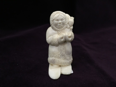 Девушка с белкой