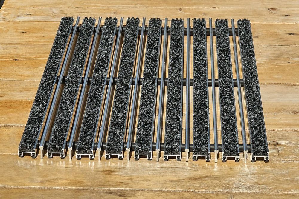 Придверная решетка Gidrolica Step – текстиль + скребок, 390×590 мм