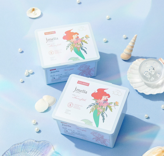 Тканевые маски в подарочной упаковке.